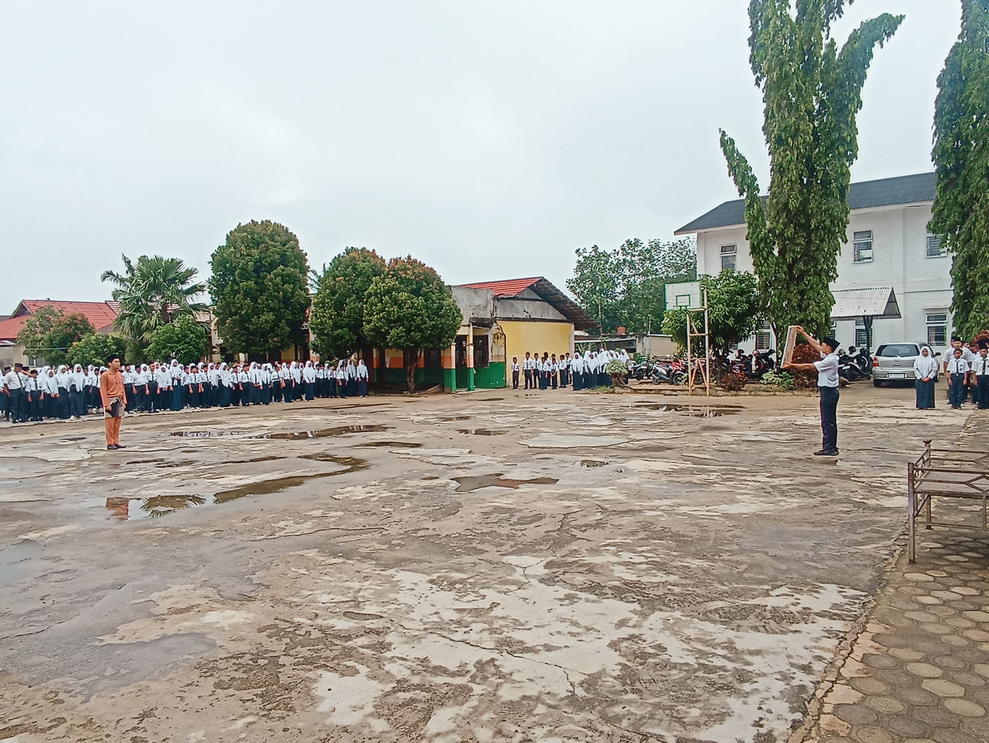 KEGIATAN KEMBALI NORMAL DI MTSN 2 BUNGO SISWA KEMBALI KE MADRASAH SETELAH LIBUR PANJANG 