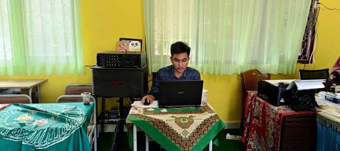 Sekretaris Ujian MTsN 2 Bungo Tunjukkan Semangat Tinggi Mengontrol Siswa Asesmen Melalui Akun Panitia Sekretaris Ujian MTsN 2 Bungo Tunjukkan Semangat Tinggi Mengontrol Siswa Asesmen Melalui Akun Panitia