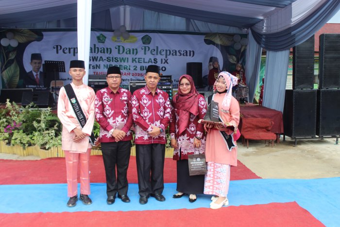 Penuh Haru, MTsN 2 Bungo Lepas Ibuk Deslinawati dan Ibuk Reni Efriani Menuju Tempat Tugas Baru