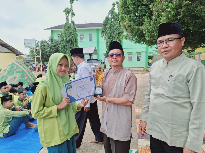 Siswa MTsN 2 Bungo Raih Penghargaan The Best Tahfidz pada Anniversary Milan Management ke-6 Siswa MTsN 2 Bungo Raih Penghargaan The Best Tahfidz pada Anniversary Milan Management ke-6