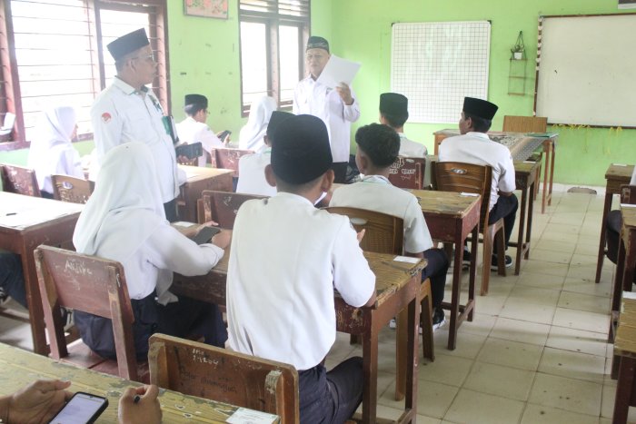 Pastikan Kelancaran UM, Kasi Penmad Kemenag Bungo Pantau Langsung Ruang Ujian di MTsN 2 Bungo
