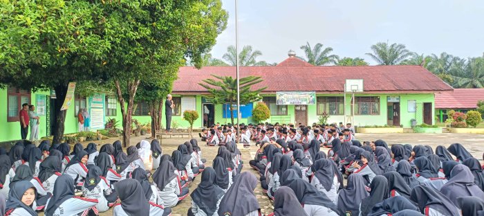 Usai Senam Sehat, Guru Senior MTsN 2 Bungo Berikan Arahan Tegas Terkait Kedisiplinan Siswa