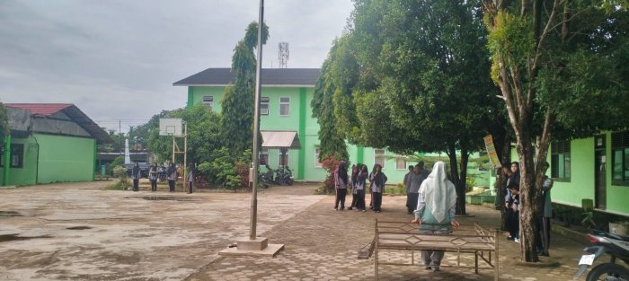 Matangkan Persiapan, Siswa Kelas VIII F MTsN 2 Bungo Intensif Latihan Petugas Upacara di Jam Terakhir