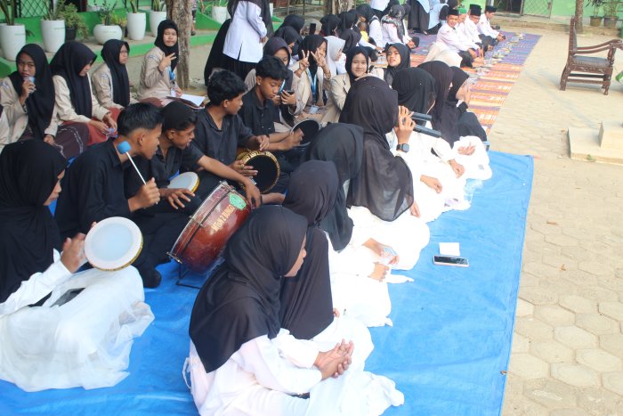 Gema Shalawat Tim Hadroh Hipnotis Warga MTsN 2 Bungo Sebelum Acara Inti Maulid Nabi