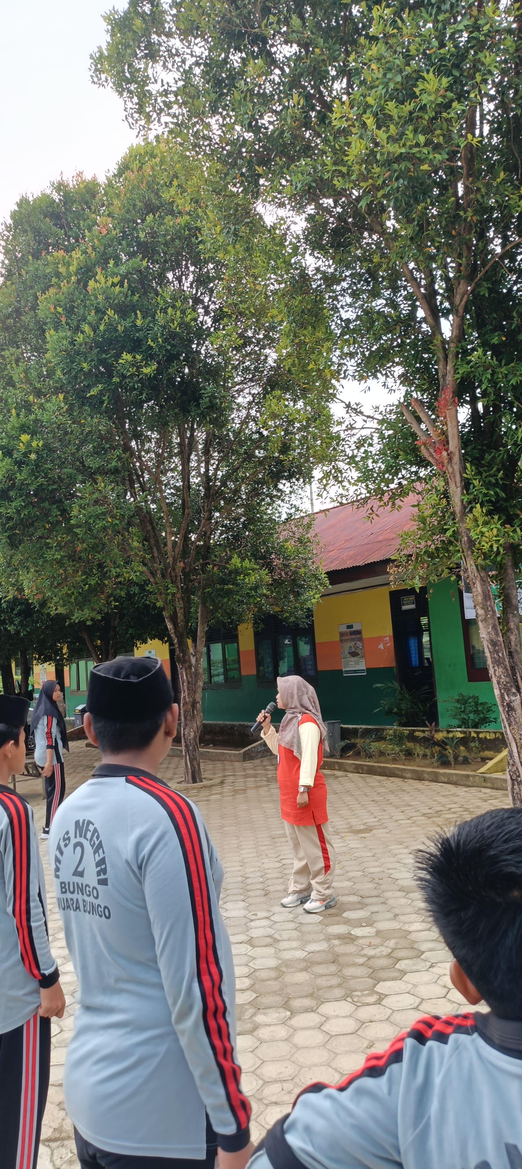 SISWA MTsN 2 BUNGO DIMINTA TETAP DI TEMPAT USAI SENAM PAGI 