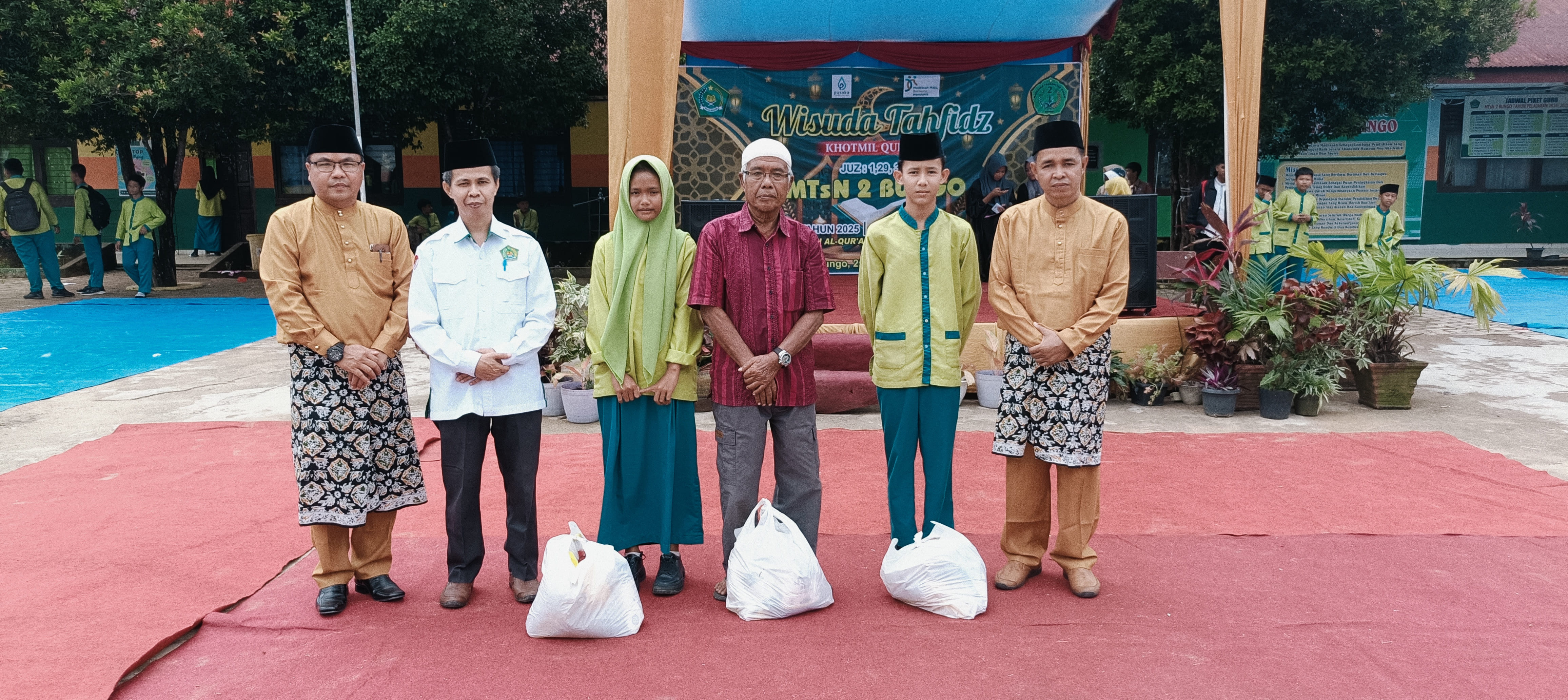 PENYALURAN ZAKAT OLEH MTsN 2 BUNGO 