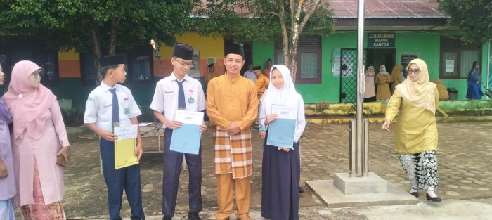 Prestasi Membanggakan di HAB ke-80 Kemenag, Kepala MTsN 2 Bungo Serahkan Piagam kepada Siswa Berprestasi Prestasi Membanggakan di HAB ke-80 Kemenag, Kepala MTsN 2 Bungo Serahkan Piagam kepada Siswa Berprestasi