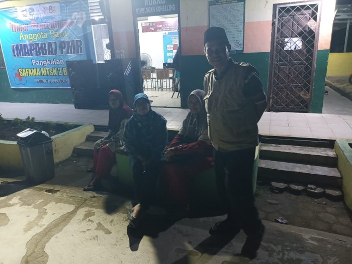 Kepala MTsN 2 Bungo Tinjau Kegiatan PMR Sabtu Malam