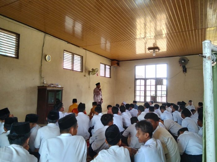 Guru BK MTsN 2 Bungo Bina Karakter Siswa Usai Salat Zuhur