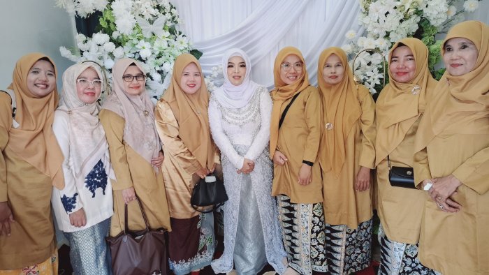 Foto Bersama Pengantin, Wujud Kebersamaan Keluarga Besar MTsN 2 Bungo