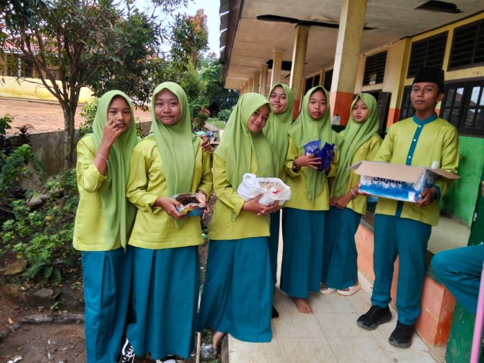 Siswa MTsN 2 Bungo Praktikkan Sedekah dalam Jumat Berkah