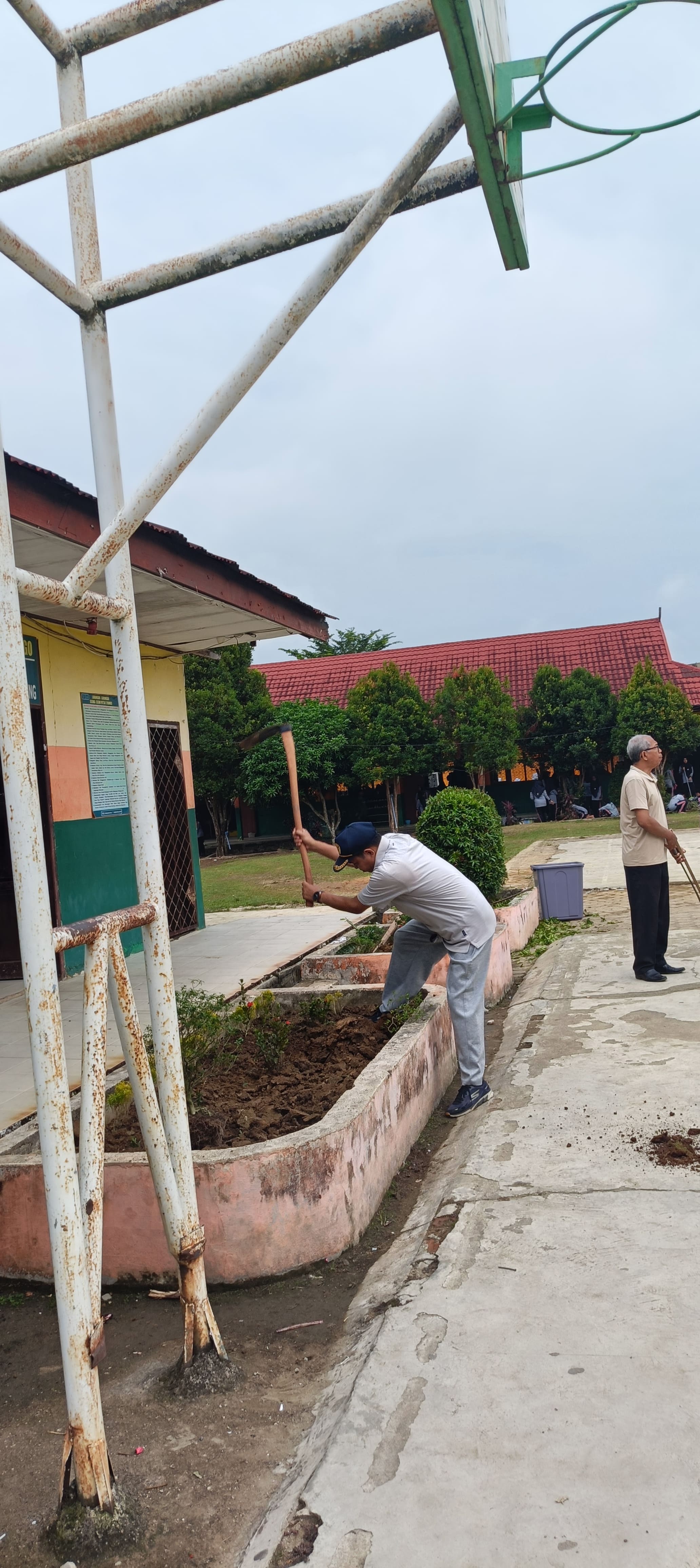 KEPALA MADRASAH ANTUSIAS KERJA BAKTI KEBERSIHAN LINGKUNGAN MADRASAH 
