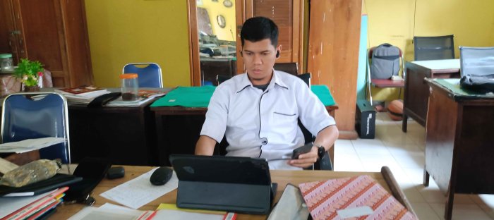 Guru PKN Kelas IX mengerjakan RDM