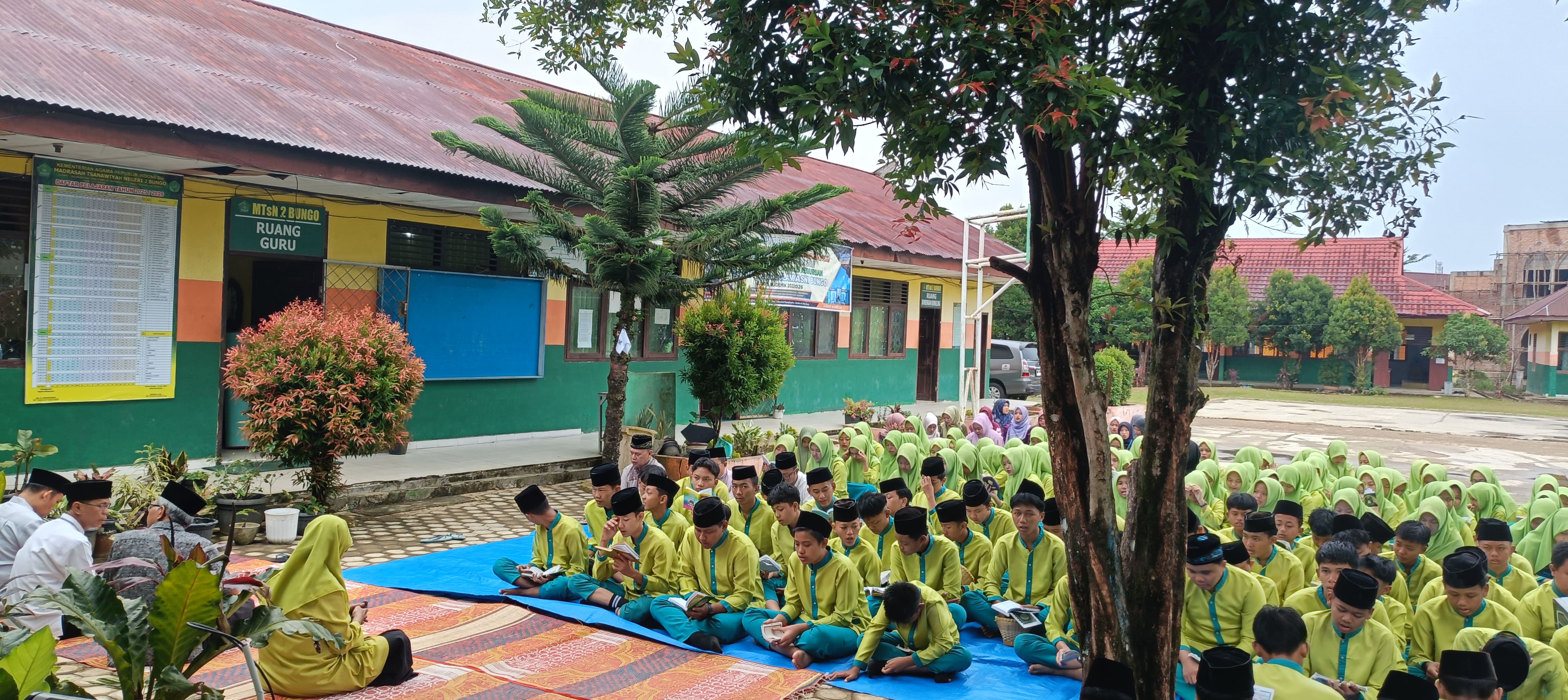 KELAS IX.E TAMPIL SEBAGAI PETUGAS YASINAN RUTIN DI MTsN 2 BUNGO 