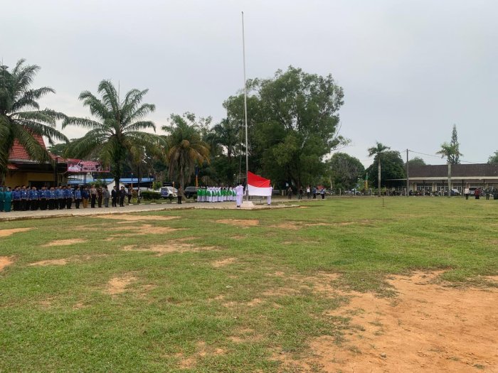 Siswa MTsN 2 Bungo Ikuti Upacara Sumpah Pemuda di lapangan kantor Bupati Bungo