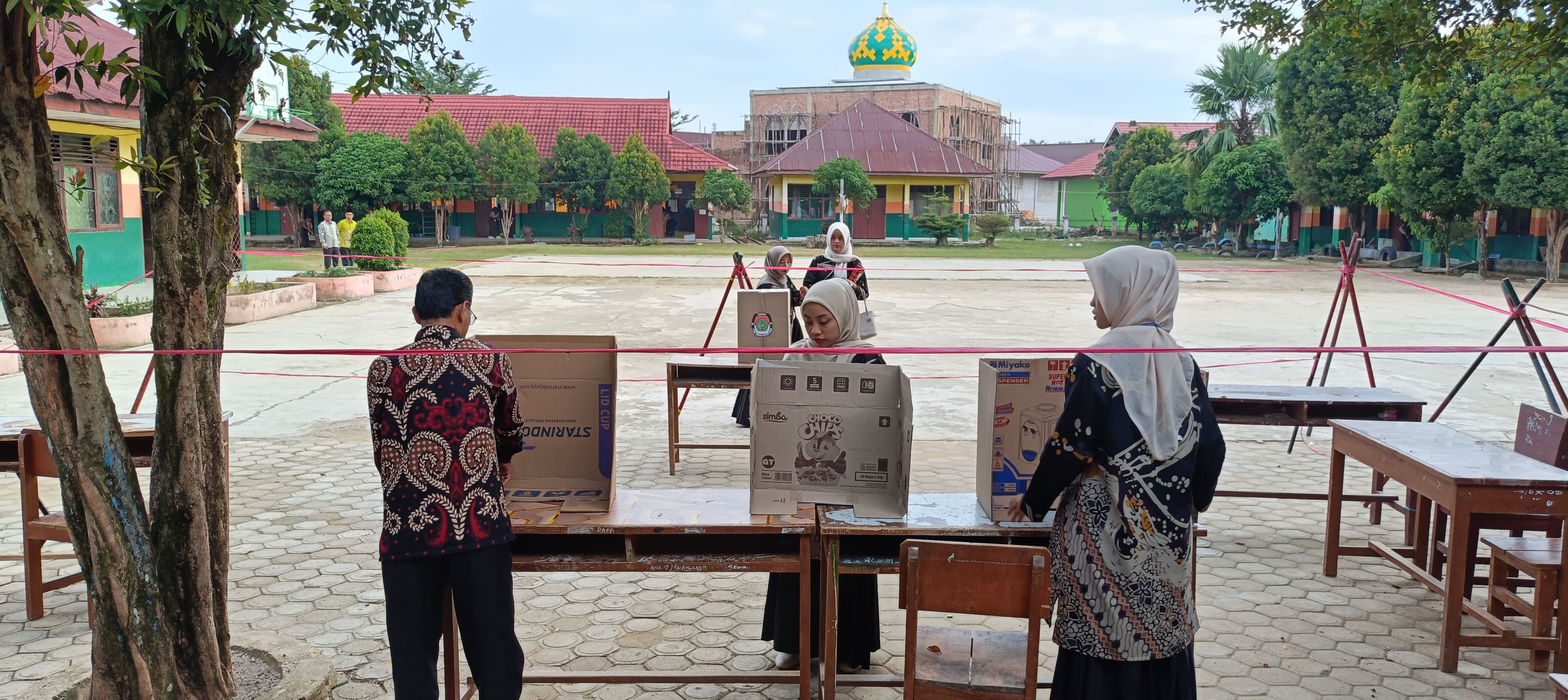 PANITIA PEMILIHAN OSIM MTsN 2 BUNGO SIAPKAN TEMPAT PEMUNGUTAN SUARA 