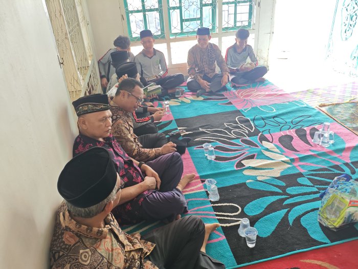 Bentuk Empati, Keluarga MTsN 2 Bungo Kunjungi Rumah Duka Orang Tua Siswa Bentuk Empati, Keluarga MTsN 2 Bungo Kunjungi Rumah Duka Orang Tua Siswa