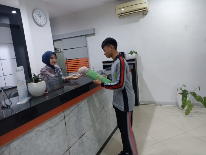 Siswa MTsN 2 Bungo Cairkan Bantuan di BRI, Budayakan Antre Tertib