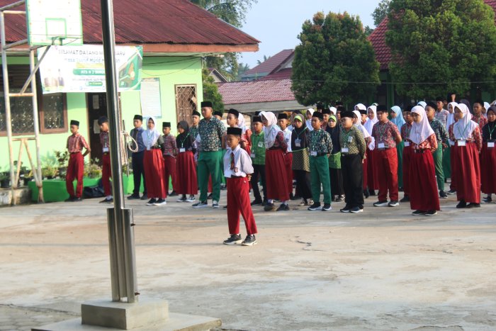 Belajar Berani dan Tampil: Siswa Baru Sukses Jadi Petugas Apel Pagi MATAMUDA MTsN 2 Bungo
