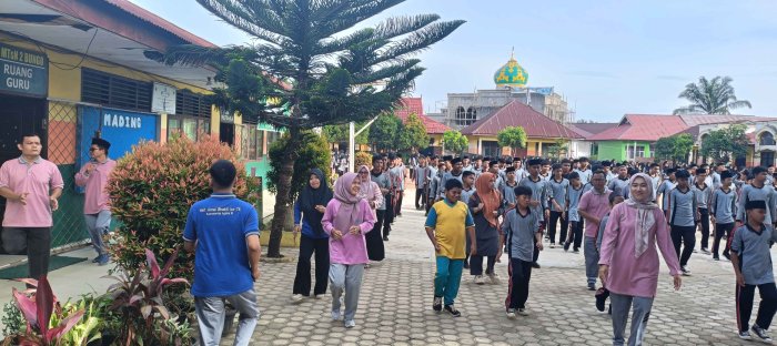 Semangat Kolektif, Guru dan Staf Bergabung Bersama Siswa dalam Senam Pagi