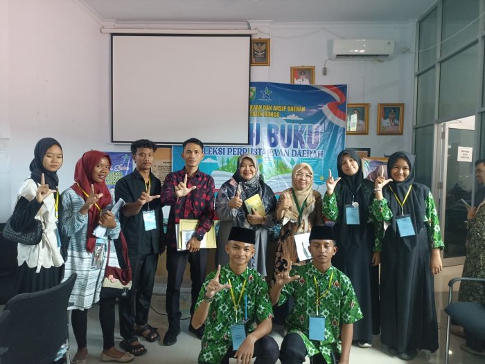 Siswa MTsN 2 Bungo Foto bersama waktu Kunjungi Perpustakaan Daerah Bungo