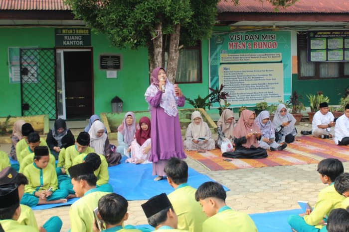 Jumat Berkah di MTsN 2 Bungo: Ibu Atikah Suryani Ulfah Bakar Semangat Siswa di Momen Pesantren Kilat Jumat Berkah di MTsN 2 Bungo: Ibu Atikah Suryani Ulfah Bakar Semangat Siswa di Momen Pesantren Kilat