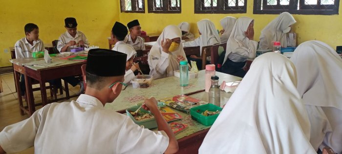 Kegiatan Makan Bersama Kelas VIII.A Tingkatkan Kebersamaan Siswa