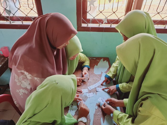 Meningkatkan pemahaman siswa melalui media pembelajaran domino matematika Meningkatkan pemahaman siswa melalui media pembelajaran domino matematika