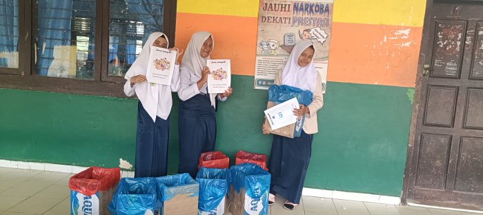 OSIM MTsN 2 Bungo Olah Sampah Plastik Jadi Eco Brick