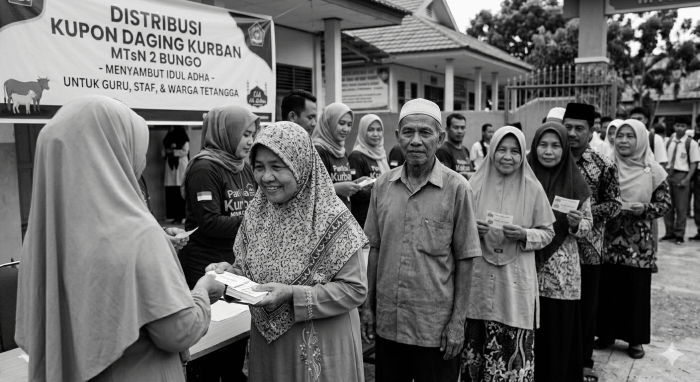 Sambut Idul Adha, Panitia Kurban MTsN 2 Bungo Mulai Distribusikan Kupon Daging ke Guru hingga Warga Sekitar