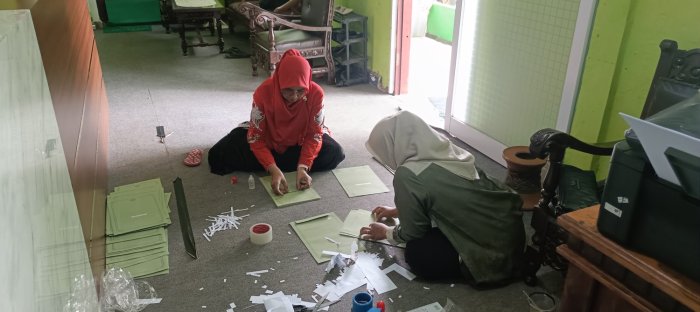 Persiapkan Pembagian Ijazah, Panitia MTsN 2 Bungo Rapikan dan Sortir Map Siswa Persiapkan Pembagian Ijazah, Panitia MTsN 2 Bungo Rapikan dan Sortir Map Siswa
