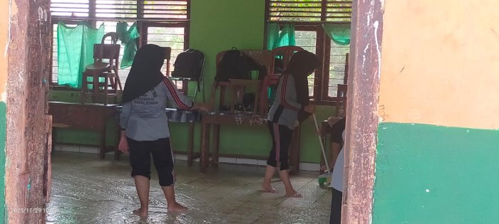Siswa MTsN 2 Bungo Gotong Royong Jelang Asesmen Semester