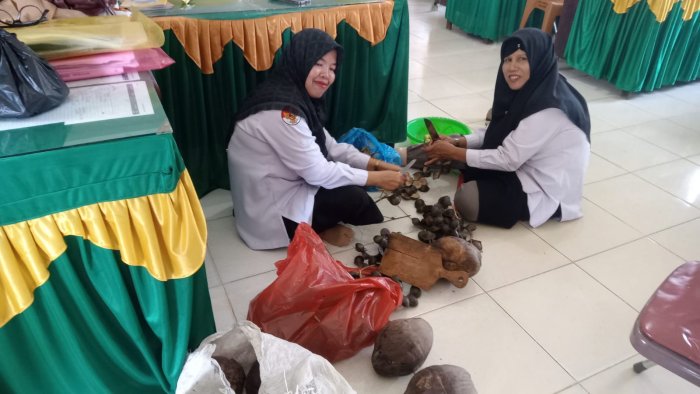 Guru MTsN 2 Bungo Gotong Royong Membuat Sambal