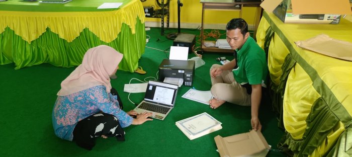 Gelar Proses Pencetakan dan Penyerahan Ijazah di Ruang Multimedia, MTsN 2 Bungo Pastikan Validitas Data Alumni