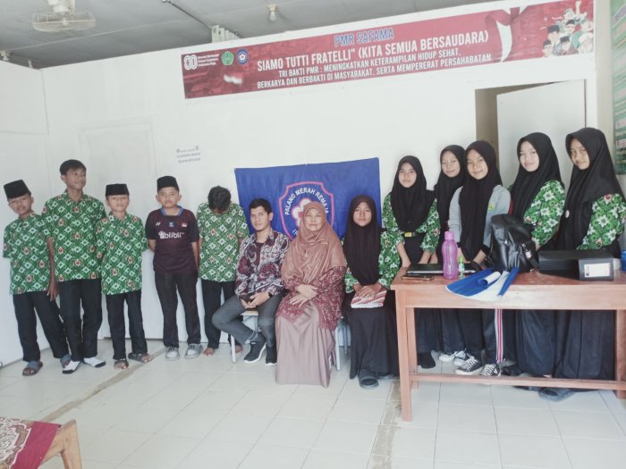 Anggota PMR MTsN 2 Bungo Gelar Foto Bersama di UKS