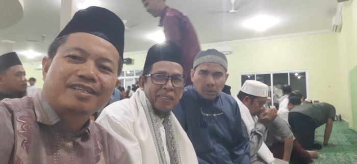 Pererat Silaturahmi, Guru MTsN 2 Bungo Tarawih Bersama Ketua MUI di Masjid Al Furqaan