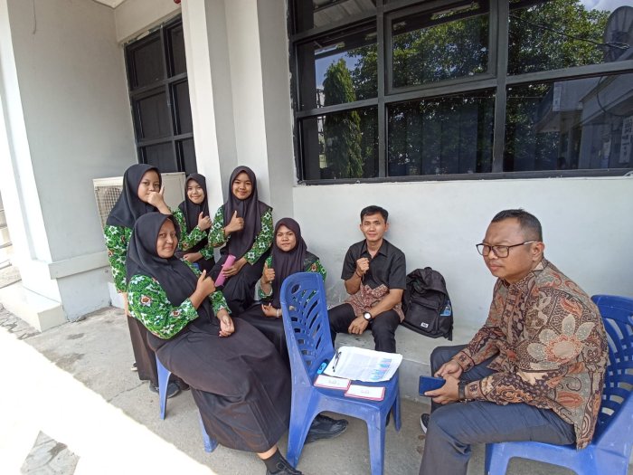 Wujud Kepedulian, Guru MTsN 2 Bungo Dampingi Langsung Siswa Cairkan Bantuan di Bank BRI Wujud Kepedulian, Guru MTsN 2 Bungo Dampingi Langsung Siswa Cairkan Bantuan di Bank BRI