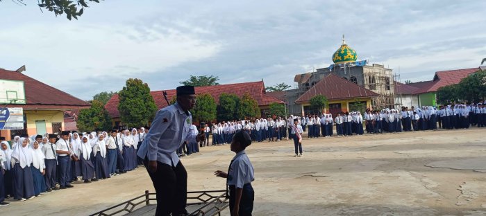 Siswa Antusias Menjawab Pertanyaan Pembina Upacara tentang Hari Pahlawan di MTsN 2 Bungo Siswa Antusias Menjawab Pertanyaan Pembina Upacara tentang Hari Pahlawan di MTsN 2 Bungo