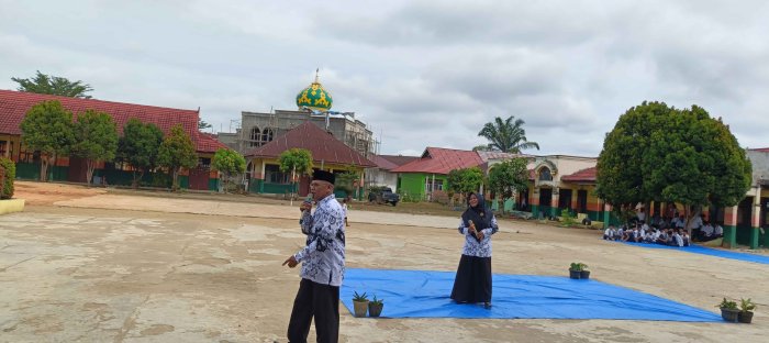 Guru Senior MTsN 2 Bungo Tampil Menghibur pada Peringatan Hari Guru Nasional