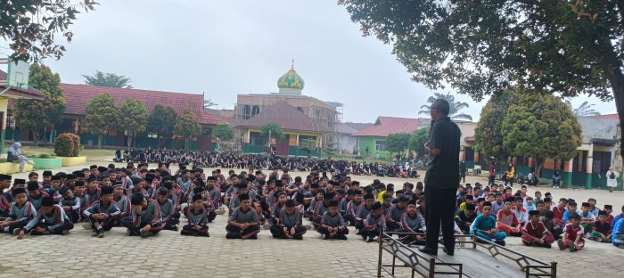 Waka Humas MTsN 2 Bungo Berikan Pembinaan Usai Senam Waka Humas MTsN 2 Bungo Berikan Pembinaan Usai Senam