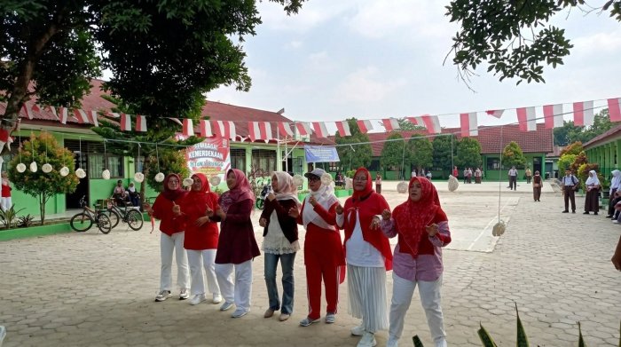 Aksi Kocak Ibu Guru MTsN 2 Bungo Ikut Lomba Makan Kerupuk Meriahkan HUT RI ke-81 Aksi Kocak Ibu Guru MTsN 2 Bungo Ikut Lomba Makan Kerupuk Meriahkan HUT RI ke-81