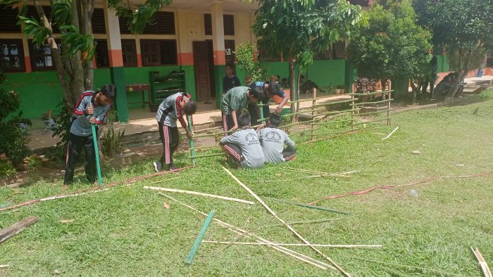 Kelas VIII.A Bangun Pagar Mini untuk Kebun madrasah