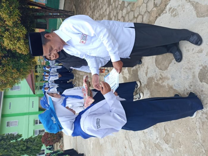MTsN 2 Bungo Serahkan Piagam Penghargaan kepada Anggota PMR