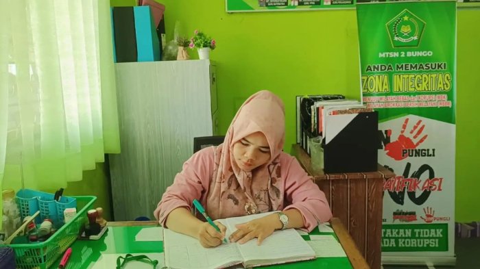 Guru MTsN 2 Bungo Siapkan Absensi Jelang Rapat Persiapan Ujian Guru MTsN 2 Bungo Siapkan Absensi Jelang Rapat Persiapan Ujian