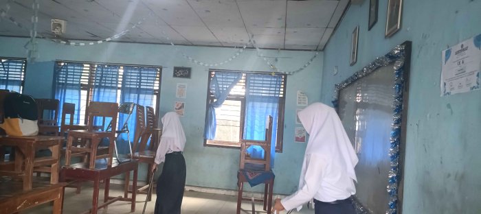 Usai KBM, Siswa MTsN 2 Bungo Laksanakan Piket Kelas dengan Semangat Kebersamaan
