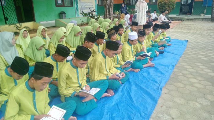 Yasinan Jumat MTsN 2 Bungo OSIM Bertugas, Siswa Mantapkan Diri Jelang Ujian