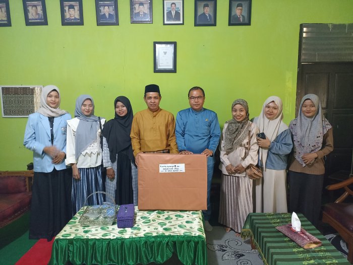 Mahasiswa PPLK IAI Berikan Kenang-Kenangan untuk MTsN 2 Bungo