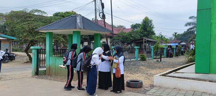 Guru Piket Sambut Siswa dengan Semangat Pagi di Madrasah