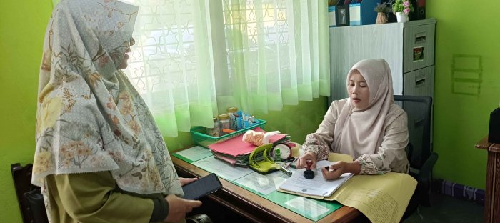 Guru MTsN 2 Bungo Siapkan Administrasi Kenaikan Pangkat Guru