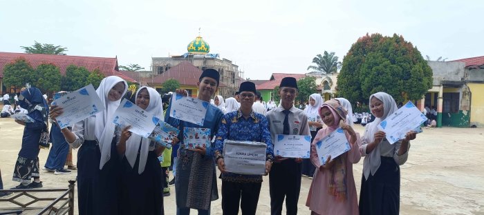 Kelas IX B MTsN 2 Bungo Raih Juara Umum Oktober Kreatif